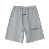 Shorts Casuais Fog Essentials High Street Soltos com Letras Aveludadas Estampados em Silicone com Cordão Calça Média para Homens e Mulheres Tendência