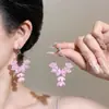 Brincos de franja com florzinhas cor-de-rosa etéreos e sonhadores, estilo doce e fresco, perfeitos para fotos de viagem e visuais deslumbrantes