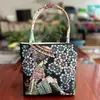 Bolso nuevo de estilo étnico, con tela color arena y bordado, un diseño fresco y casual, con bordado de hilo dorado a doble cara, una bolsa pequeña de tela y una bolsa estilo Hanfu
