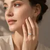Producto nuevo original anillo de plata de ley 925 giratorio individual de moissanita redonda de 6.5 mm para mujer, joyería minimalista de nicho de alta gama