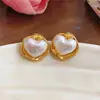 Pendientes de botón de perla con forma de corazón de aguja de plata francesa Lujo ligero Alta gama Moda Exquisito Sentido del diseño de pendientes Nicho Versátil Accesorios para pendientes