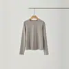 Camiseta básica redonda simples e elegante com padrão de seis linhas para mulheres, novo estilo outono 2026, modeladora, versátil, camiseta básica de manga comprida lisa