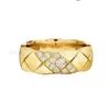 Anillo Coco Chanel con Tachuelas de Diamantes Versión de Alta Gama con Diamantes Diagonales y Patrón Estrellado, Anillo Liso de Banda Ancha y Estrecha, Apilable, Oro Rosa de 18K