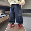 Pantalones cargo multibolsillos para niño, nuevos pantalones casuales versátiles de corte holgado para primavera y otoño para niños, pantalones elegantes y modernos para niños pequeños y niños pequeños