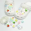 Decoraciones de zueco de dibujos animados abeja linda piña accesorios DIY hebillas de zapato dijes para zapatos versátil transfronterizo en stock al por mayor