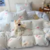 Lindo juego de ropa de cama de cuatro piezas con temática de cachorros, que incluye una funda de edredón y sábanas de franela gruesas y cálidas, perfecto para el invierno y el otoño
