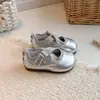 Sapatos Mary Jane infantis, sapatos de tiras cruzadas para meninas com fecho de velcro, sapatilhas de couro macio, sapatos casuais versáteis e estilosos de princesa