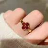 Anillo de Trébol de Cuatro Hojas Rojo Popular Xiaohongshu de Lujo Ligero Moda y Exquisito Anillo Exquisito de Flor de Trébol de Cuatro Hojas con Diamante Rojo para Mujeres