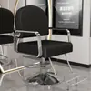 A Barbearia Pode Abaixar a Cadeira. o Salão de Cabeleireiro de Luxo Tem uma Cadeira Especial Guerreiro Negro para Permanente e Coloração. o Salão de Cabeleireiro Pode Colocá-la na Cadeira de Corte de Cabelo