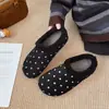 Casaco de Pelúcia com Forro de Fleece Inverno Touca de Bolinhas Quente 2026 Pantufas de Solado Grosso para Mulheres Pantufas de Algodão da Moda