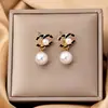 Brincos Pingente Letra Cc Inlaid em Resina com Pérola Imitação e Strass da Qingdao Daiwei Jewelry São Adequados para Uso Diário Feminino