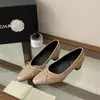 Sapatos baixos de verniz estilo francês, bico quadrado pequeno com laço, para mulheres, novo modelo outono 2026, com aumento interno de altura, sapatos de noite gentis e elegantes