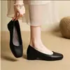 Otoño 2026 Nuevo Estilo Punta Cuadrada Corte Bajo Piel Suave Tacón Grueso Antideslizante Zapatos de Madre sin Cordones Persona Perezosa Suela Suave Cómodos Zapatos de Moda