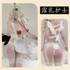 Lencería coqueta y sexy para juegos de rol seductores como una joven enfermera o sirvienta, no es necesario quitarla, para un juego pasional en la cama