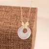 Collar de Plata de Ley S925 con Calcedonia Blanca y Hebilla de Seguridad para Mujer, Cadena para Clavícula de Mariposa con Diamantes, Estilo de Lujo Accesible de Nicho, Regalo
