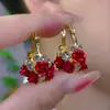 Brincos de Cesta de Flores Rosa Vermelha Tendência para Mulheres, Brincos Elegantes e Exquisitos de Alta Qualidade com um Temperamento Simples e Elegante