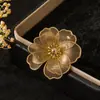 Broche Floral Vazado de Camada Dupla Transfronteiriço Europeu e Americano, Alfinete Floral de Luxo Leve de Alta Qualidade, Acessório Simples e Elegante para Ternos e Casacos