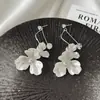 Aretes de Concha de Flor para Mujer, Lujo Ligero, Aretes de Gama Alta, Estilo de Nicho, Aretes Elegantes, Aretes de Perla, Clips para Orejas para Mujeres Sin Perforaciones