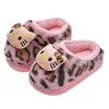 Lindas zapatillas de algodón para niñas con estampado de leopardo y gato estilo girly, zapatos peludos 3D de dibujos animados con suela suave para bebé, calzado para padres e hijos para invierno