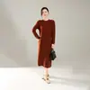 Nuevo traje de suéter de otoño e invierno estilo perezoso retro color liso cuello redondo suéter top falda dos piezas mujer