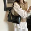 Bolsa de ombro transfronteiriça de alta qualidade para mulheres, nova moda outono 2026, bolsa crossbody de couro macio, bolsa versátil para segurar na mão e sob o braço para mulheres