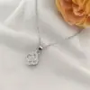 Collar de verano para mujer, sin decoloración, con trébol de cuatro hojas y circonitas, conjunto de tres piezas, collar de acero de titanio, accesorios de alta gama giratorios transfronterizos.