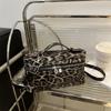 Bolso de axila para mujer Nuevo 2025 Moda Textil Bolso de hombro casual Retro Bandolera Estampado de leopardo Bolso cuadrado pequeño Explosiones de moda