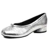 Em estoque~Sapatilhas de ponta dividida reais para mulheres 2026 novo estilo salto médio slip-on sapatos de casco de porco boca rasa sapatos únicos para combinar com saias