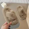 Pantuflas de lana para niños otoño e invierno 2024 nuevo estilo coreano para exteriores para el hogar antideslizantes suela gruesa cálidas para bebé niña pantuflas de algodón y lana