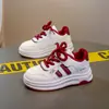 Zapatillas casuales para niños 2025 otoño nuevo estilo zapatillas de moda versátiles para niños zapatillas deportivas casuales antideslizantes para niñas