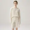 Un atuendo elegante inspirado en el estilo "old money", que presenta un top de punto trenzado con cuello mao, combinado con shorts de punto de cachemira holgados, casuales y relajados.
