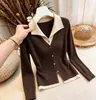 Moda de principios de otoño, suéter adelgazante elegante, imitación de dos piezas con solapa, nuevo estilo para mujer 2026, top versátil de color block con temperamento de alta gama