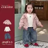 Nuevo Conjunto de Otoño para Niñas 2026: Conjunto Tres Piezas Dulce de Chaqueta, Camiseta Básica y Jeans para Bebés Niñas