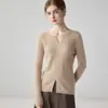 26 Suéter de Punto de Cachemira Estilo Nuevo con Cuello de Tijera para Mujer, Versión Coreana de Otoño, Corte Ajustado, Favorecedor, Top de Manga Larga con Abertura