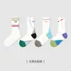 Calcetines Deportivos de Media Caña para Niños ZYZ Estilo Deportivo Otoño Nuevo Moda Letra Ins Calcetines de Moda Algodón Alta Elasticidad Calcetines de Baloncesto
