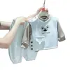 Conjunto de Tres Piezas de Calidad Premium para Niños Primavera y Otoño 2026: Conjunto de Chaleco de Oso de Dibujos Animados y Camisa a Rayas para Bebé