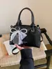 Diseño popular de nicho, bolso de cubo de mano simple estilo coreano, nuevo modelo 2026, bolso cruzado casual diario para mujer