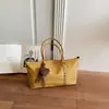 Bolsa de couro encerado preto com rebites, grande capacidade, adequada para o trajeto diário, bolsa de ombro feminina, novo estilo 2026, estética doce e cool, com um pingente em formato de coração