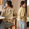  Trench Curto Khaki Mais Vendido [Em Estoque] para Mulheres Baixas, Blusa Casual Solta, Casaco de Botão Duplo para Mulheres