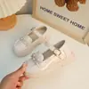 Sapatos de Couro com Fivela de Pérola para Meninas Estilo Primavera e Outono Versão Coreana Sapatos de Princesa Solado Macio Sapatos Individuais Infantis Sapatos de Couro para Performance de Crianças de Tamanho Médio e Grande Preto