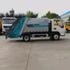 Camión compactador de basura Fangjiang 5.8, con un chasis de acero de alta resistencia, un tanque de lixiviados y diseñado para el transporte sellado de residuos municipales y residenciales.