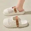 Chinelos de Cabeça Trançados Femininos 2026 Novo Verão (Cai Shi Gan - parece pisar em cocô, significando muito macio e confortável) Sapatos Casuais Respiráveis Vazados de Furo com Fundo Plano para Uso Externo