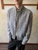 Moda de otoño e invierno para hombre: Cárdigan de punto único y texturizado con corte holgado, que ofrece un look sofisticado y versátil.
