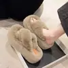 Chinelos Peludos Femininos para Uso Externo 2026 Tendência Outono Novo Estilo Verão Sola Grossa Aumento de Altura Pessoas Baixas Primavera Outono Chinelos de Algodão Sapatos