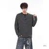 Cuello de camiseta crudo suelto casual capa base sudadera hombre Henry retro manga larga rayada blanco y negro moderno talla grande otoño horizontal