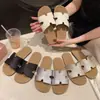 Sandalias planas tejidas metálicas, de moda y versátiles, pantuflas de punta abierta para mujer 2025, adecuadas para combinar con faldas, sandalias de playa estilo hada