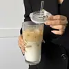 Vaso de vidrio aislado de gran capacidad con tapa y popote, con un elegante diseño de rayas, perfecto para bebidas frías, jugo, café y agua