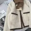 2026 Novo Casaco de Lã de Cordeiro Estilo Francês Chic Feminino Outono Inverno Bloco de Cores Couro Pelo Integrado Casaco Curto de Lã de Cordeiro Top