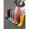 Las botas de lluvia de caña alta son impermeables y antideslizantes, adecuadas para parejas, cómodas para viajar, modernas y a la moda, duraderas para el uso diario, actividades al aire libre y búsqueda de tesoros en la playa.