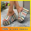 Sandalias Gruesas a Rayas de Colores Estilo Coreano Zapatillas de Tacón Súper Alto para Mujer Verano Uso Exterior 2026 Te Hacen Ver Más Alto y Delgado Chanclas de Exterior